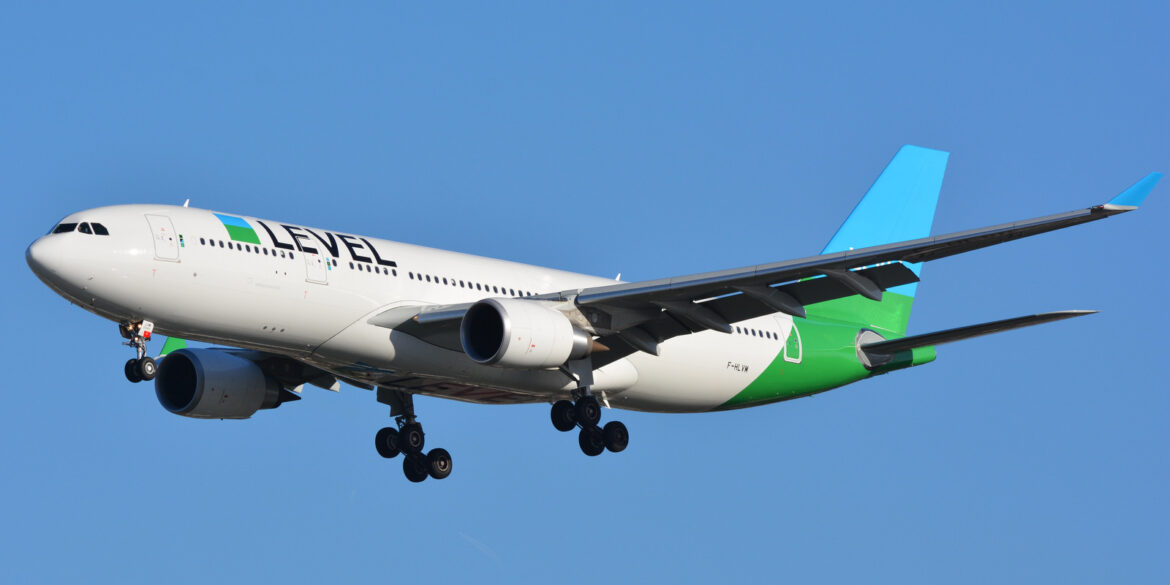 Airbus_A330-200_F-HLVM_Level_-_46963837612